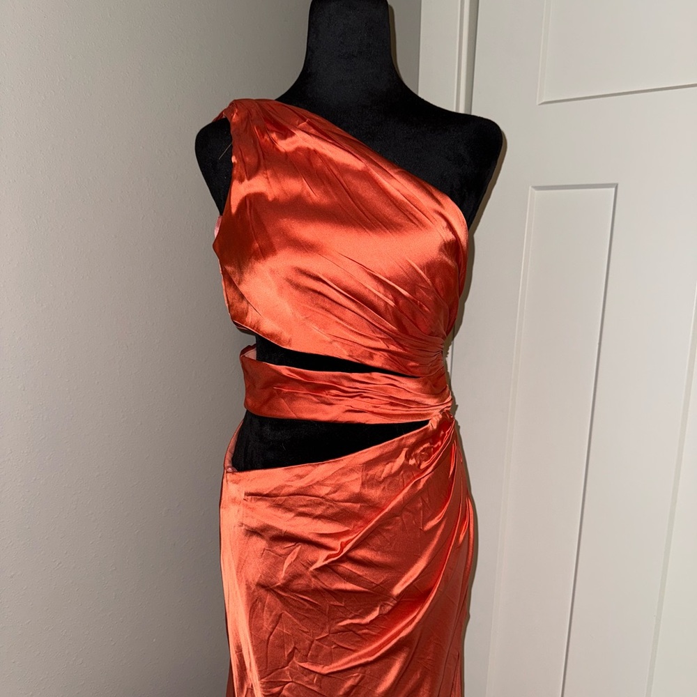 New | MAC DUGGAL
Orange Cut Out One Shoulder Satin Gown | 4 | 68485 - Picture 5 of 7